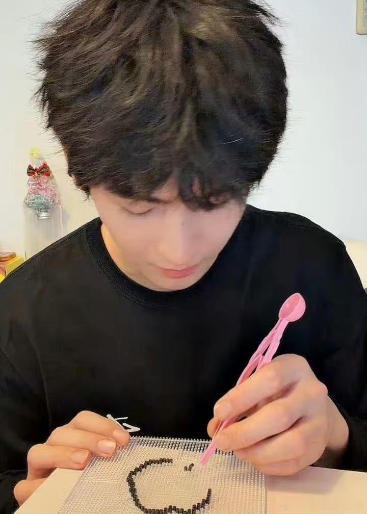 黄俊捷玩拼豆刚开始就累了黄俊捷这场手工直播反差感拉满，荧幕上利落帅气，私下拼豆刚