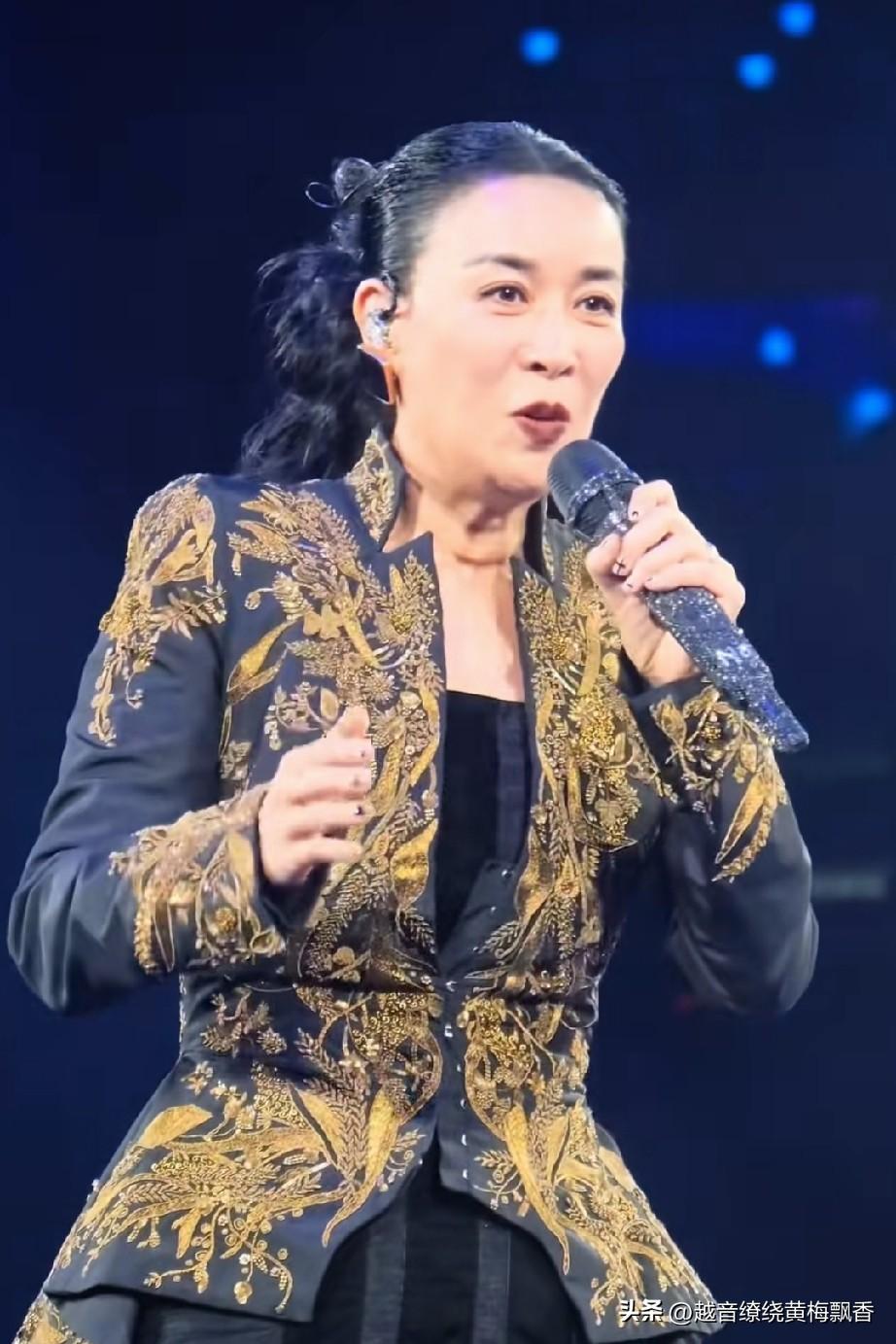 那英的北京演唱会上，那英身上的这套衣服赢得了很多人的赞叹，有人说那英的造型师终于