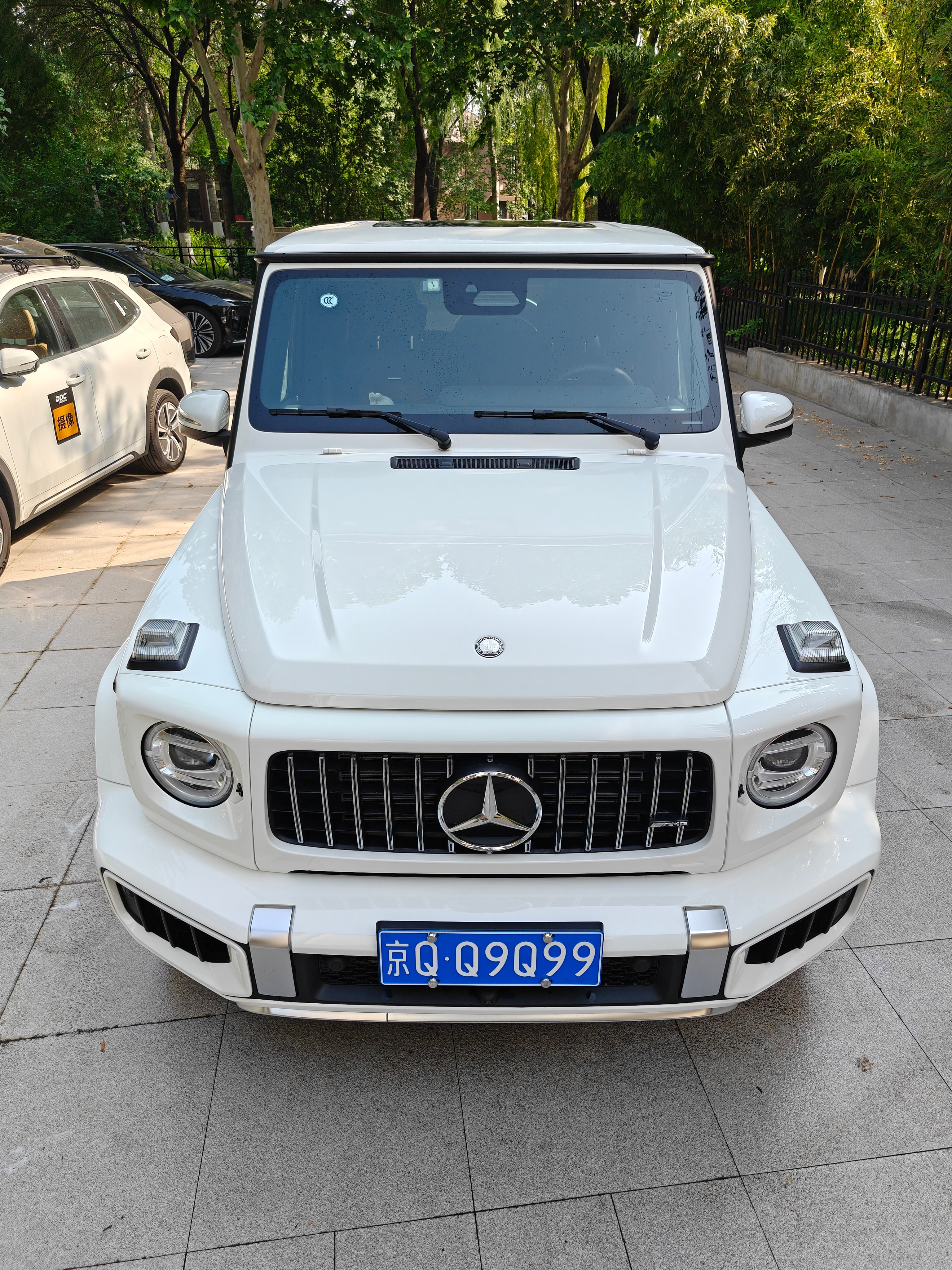 在院里洗车，结果G63的BITURBO字母又掉了应该不会被发现吧[二哈] ​​​