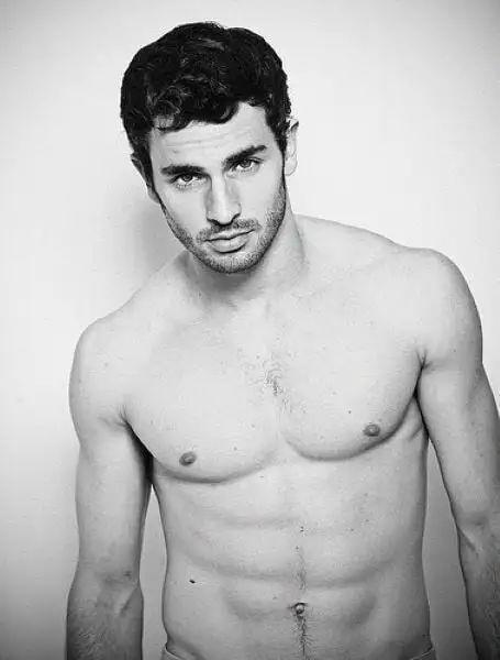 巴勒斯坦男演员 Udi Karni（乌迪·卡尼），很完美！

不过现在他已经隐退