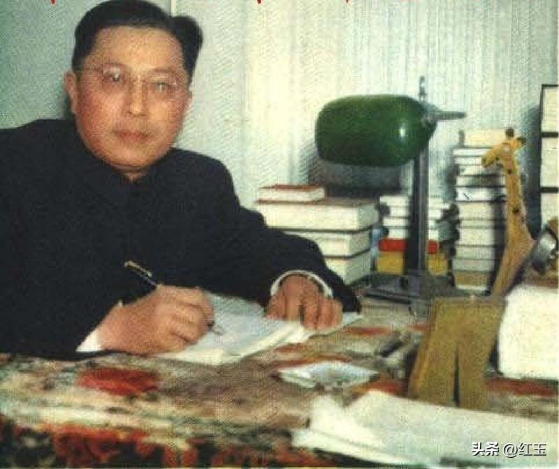 《金粉世家》小说家张恨水，一生著作等身，被称为新鸳鸯蝴蝶派作家代表人物。那么他的
