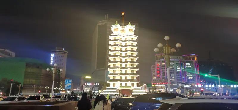 河南人热情淳朴，最大的特点便是不贪心，有多大本事做多大事，不看重名利地位。只要能