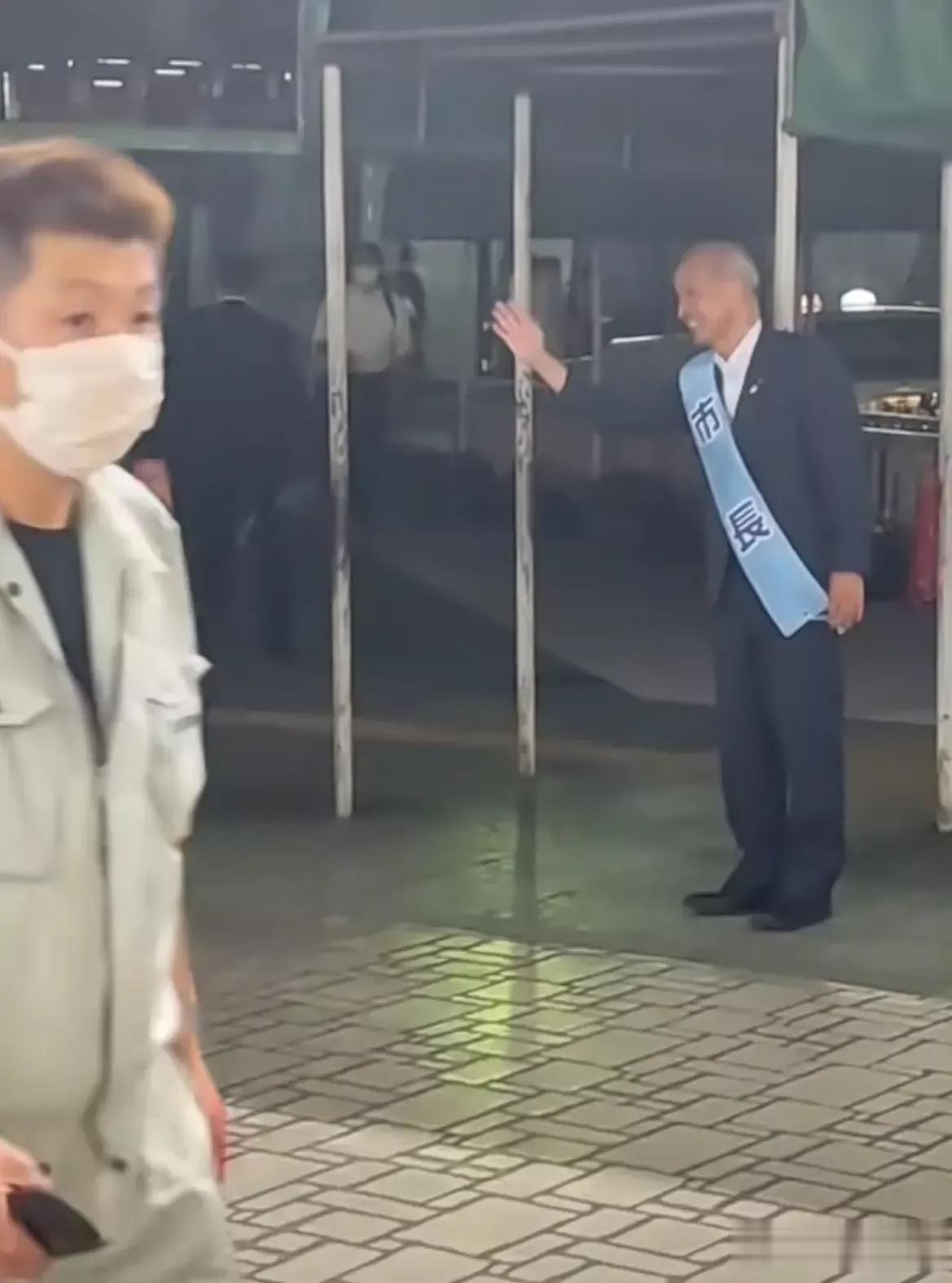 这个日本市长只身孤零零一个人，别说有秘书，连个安保人员也没有！他却热情的和路人打