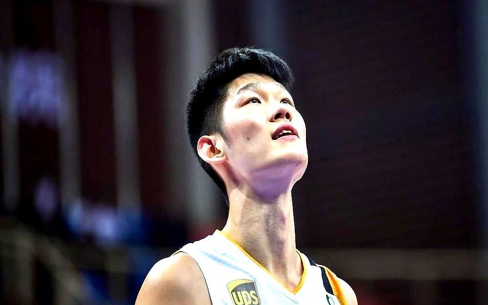 胡金秋面前摆着两个选项：北京那边，周琦等着他。
他带着十年底子站在岔路口，大老板