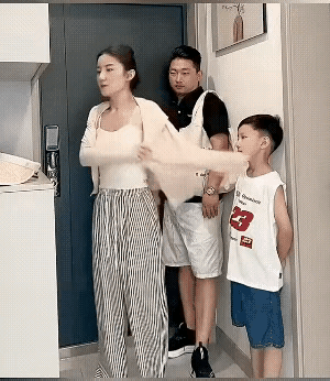 网友：男人不愿意和女人一道出门逛街原因有二
其一，打扮时间太长了，受煎熬。
其二