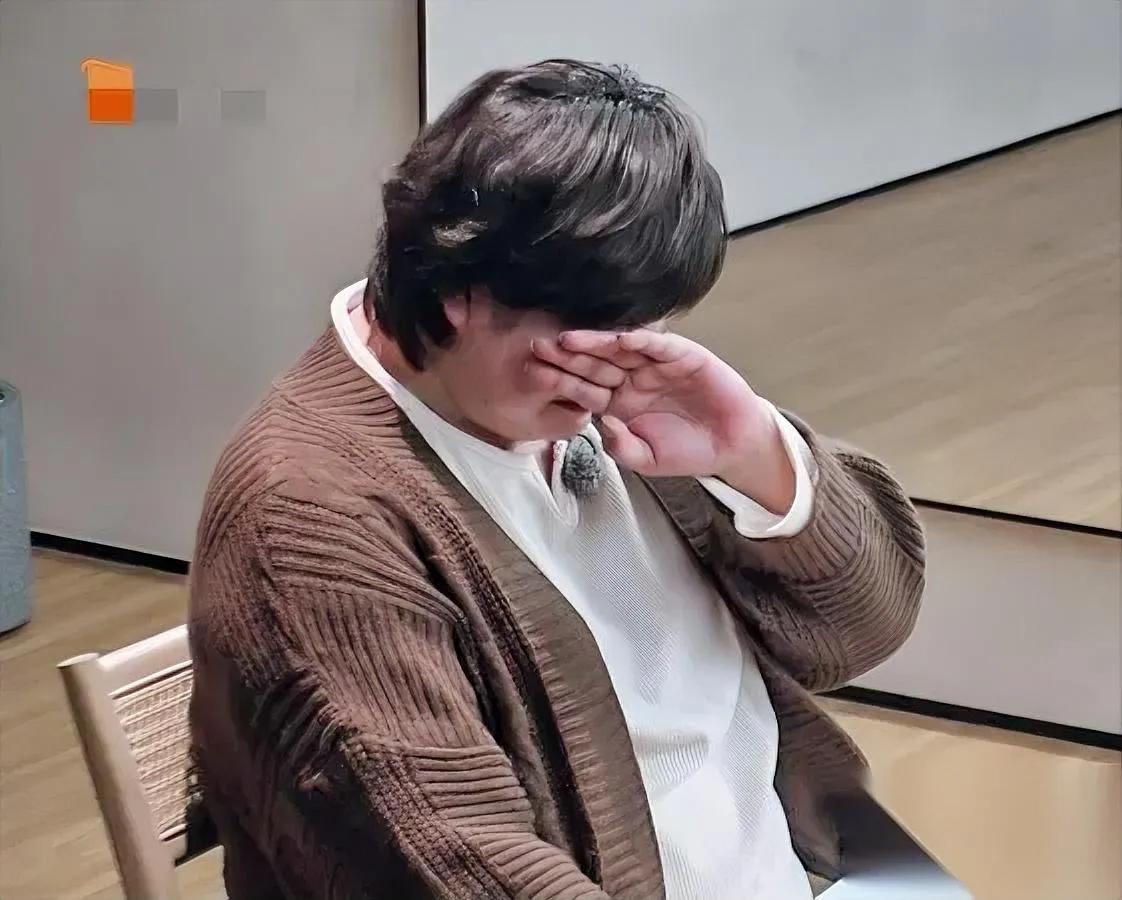 于娜在节目上哭了。

没人骂她矫情。

反倒把不少人看得跟着心口发闷，太懂这种瞬