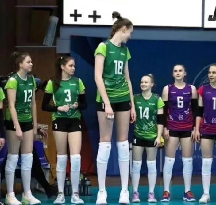 俄罗斯女排再次冒出高大接应！
俄罗斯继加莫娃后，在出一位2米以上边攻手，她叫瓦莱