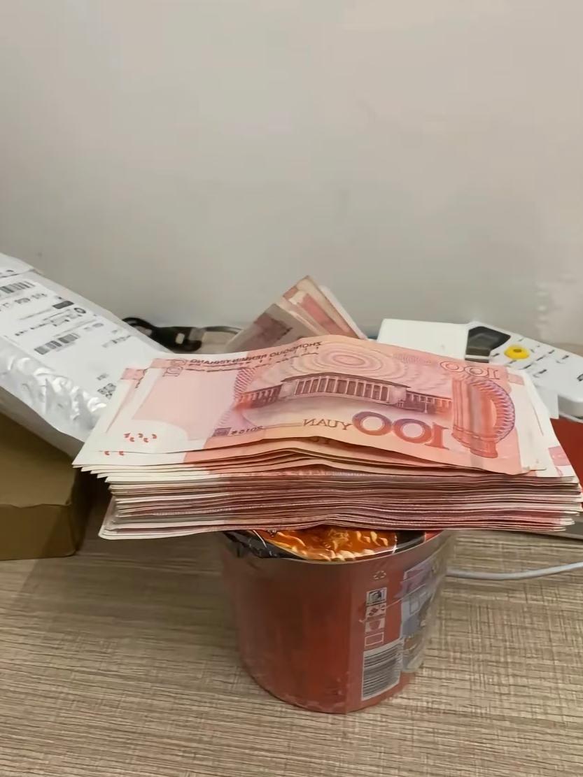 最近手头紧得厉害，兜里没什么积蓄，三餐实在没法好好安排，无奈之下只能顿顿吃泡面将