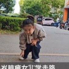 5岁女孩每天训练6小时学走路祝福越来越好 西安·华严寺