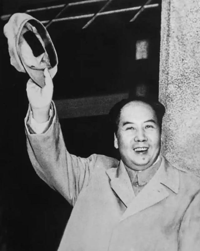 毛主席的真诚呼唤：人民万岁！
从走上革命道路开始，毛主席一直坚持为劳苦大众的解放