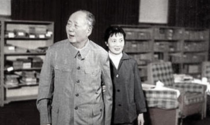 1975年毛主席接见基辛格，对方为何主动请求毛主席签字据，这背后有什么特别原因？