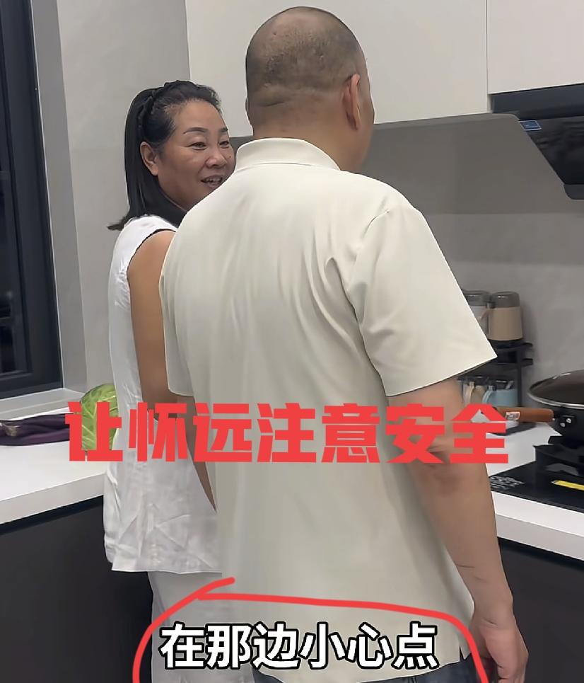 厉妈提醒厉爸让厉怀远注意安全
疑似已经发现林丽粉丝群秘密
厉怀远5000块钱花的