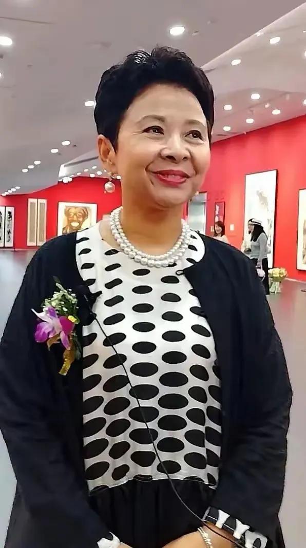 最是人间留不住，朱颜辞镜花辞树，这句话用来形容照片中的这个曾经的大名人，是再恰当