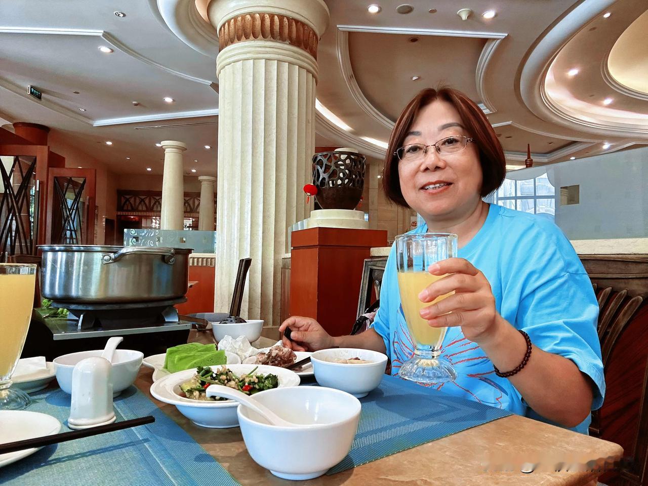 昨天团购了一份椰子鸡火锅双人餐，99块钱，包括半只鸡，生菜金针菇香菇响铃卷鱼丸，