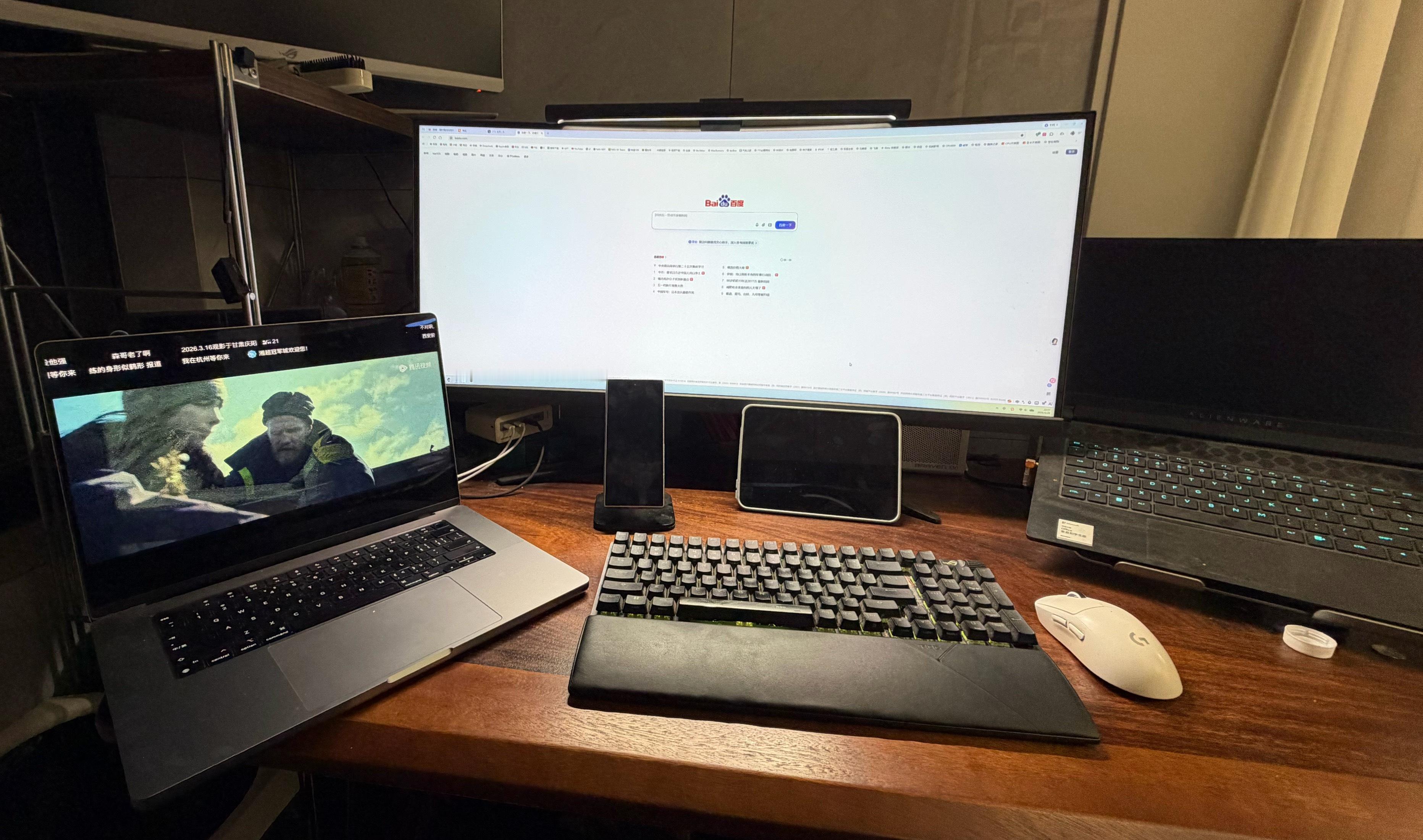 我工作和发微博都是用的PC，但是我晚上看电影的时候，还得是把MacBook Pr