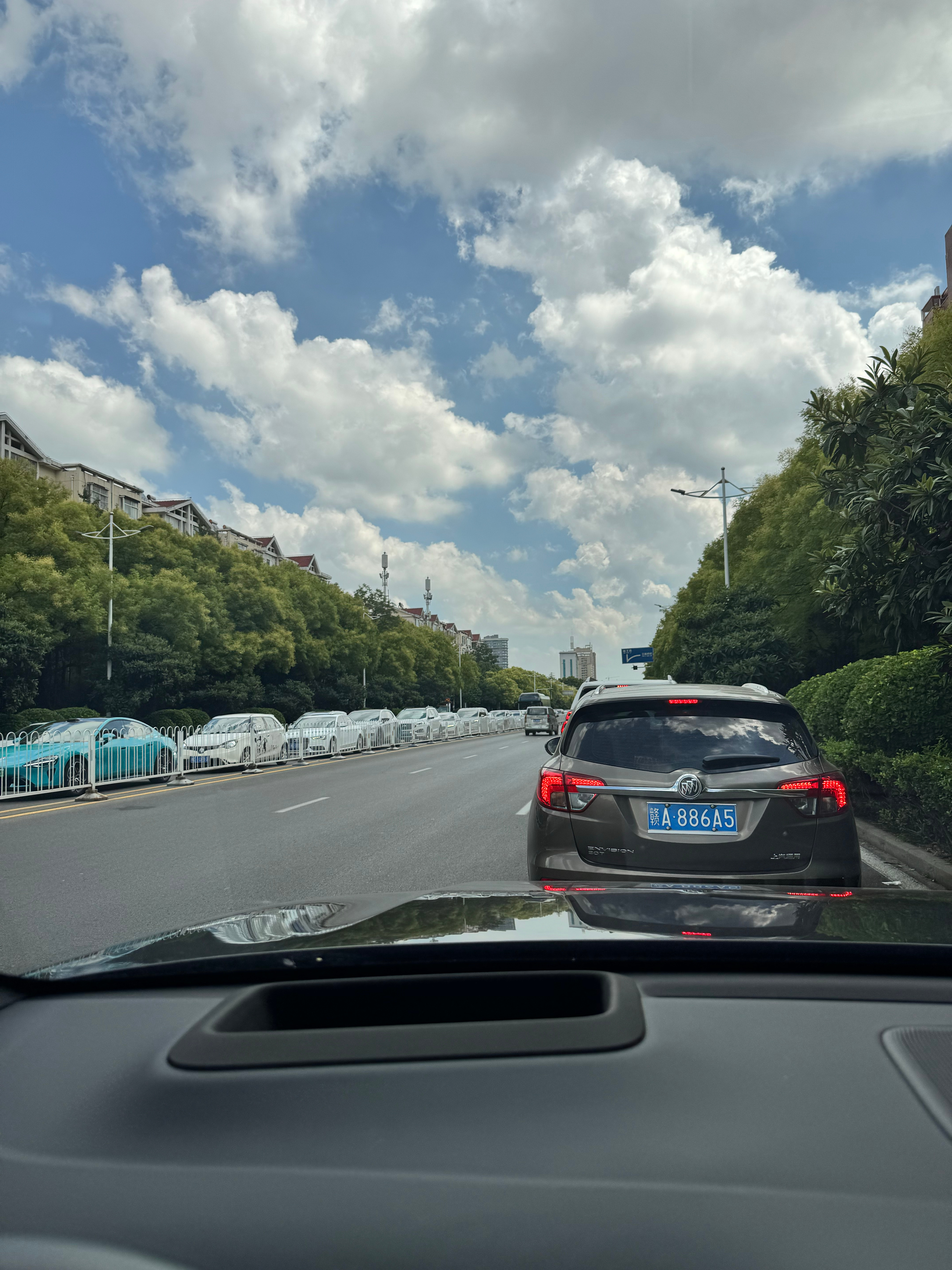 河南人是真多，哪哪都排队，胖东来两公里外就开始排队了… 许昌·许昌胖东来天使城