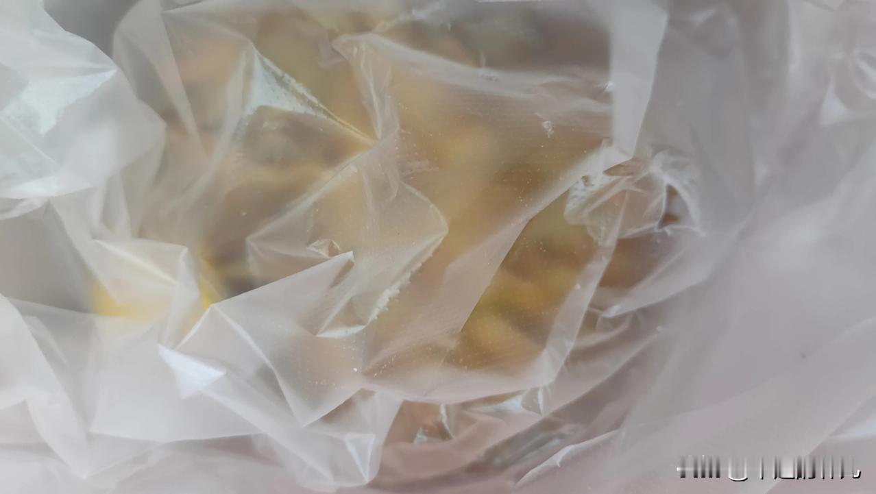婆婆想吃榴莲了，
说是好几年没吃啦，
今天我就专门买了一个。
婆婆是一个很朴实的