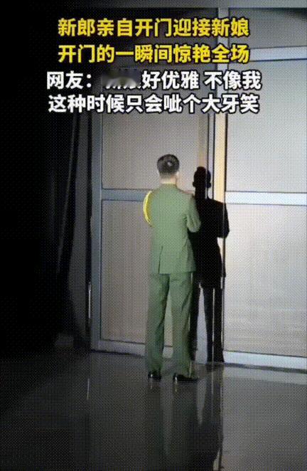 “端庄典雅！”，军婚典礼上，军人小伙快步跑向礼堂门口，紧张的整理衣装，深呼一口气