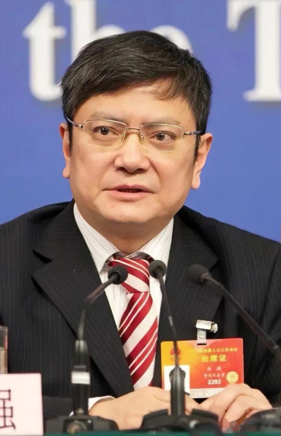 谈到出国留学现象，大学校长郑强一针见血:别去管那些留学生，他们的家庭有大把的钱、