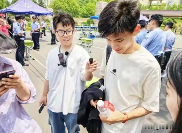 大学生“生活费”多少算正常？总共4个档次，1500元属于什么水平
 
这段时间准