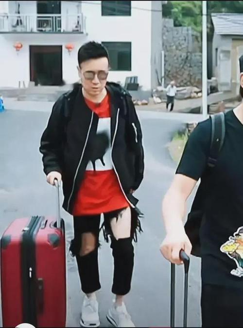 于和伟这身衣服是不是很潮，这破洞裤穿的很有个性。