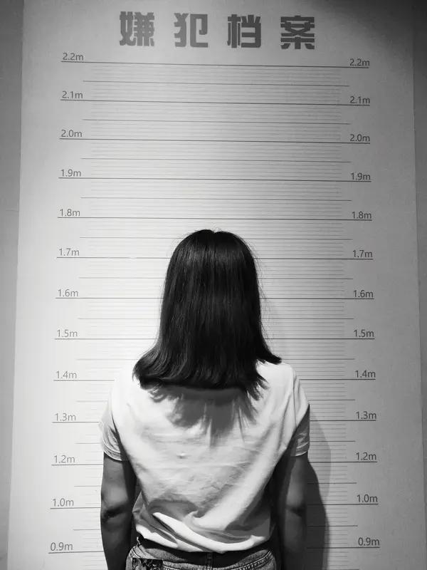 网传“梅姨”落网照竟为伪造，警方紧急辟谣背后有何隐情？
近日，一张带有警徽标志、