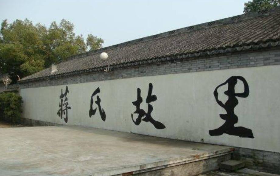 1949年解放军包围蒋介石祖坟，毛泽东特别叮嘱粟裕一定要保护好，绝不能破坏！
1