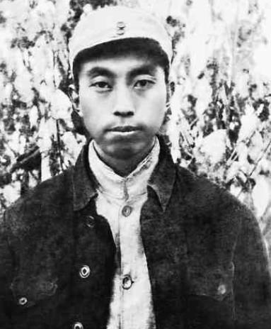 2008年8月20日，华国锋在北京因病去世，中央按照惯例，将华国锋的骨灰葬入八宝