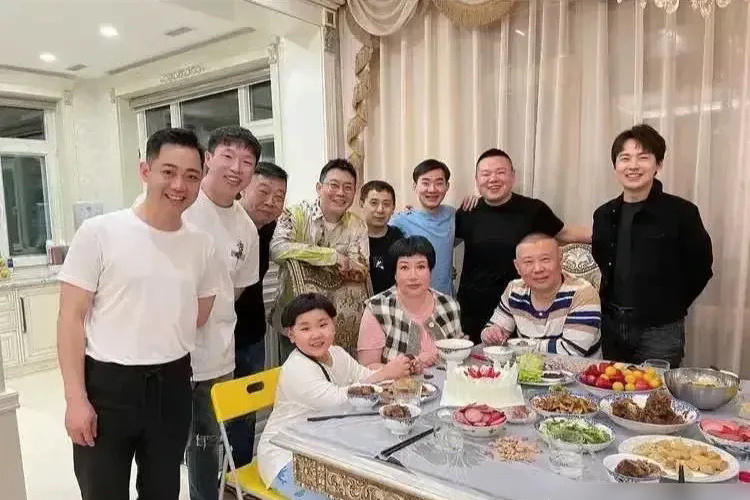 这张合影不能细品，坐着的是自家人，站着的都是外人[吃瓜][吃瓜] ​​​
