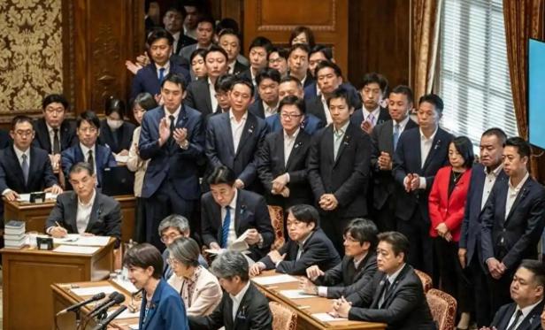 日媒炸锅了！说我们态度“非常强硬”。8月27号，日本每日新闻自己报的——日本跨党