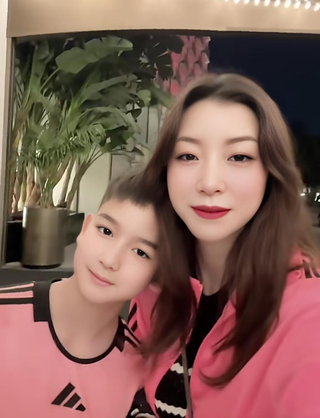 阿迪前妻王妍究竟还是意难平呀，她心里非常不服气有人说某人比她有钱，于是她放出了两