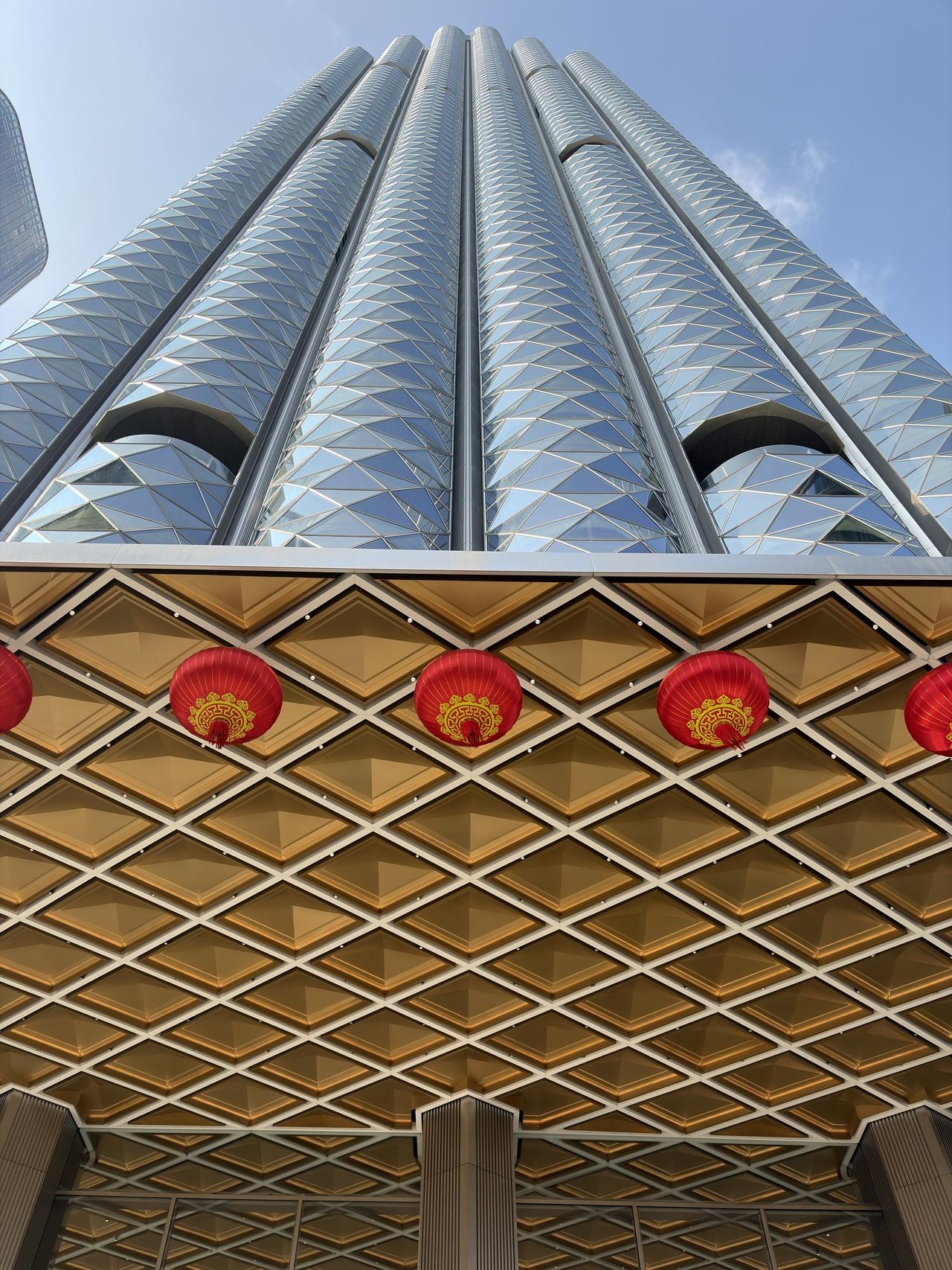 发现没？深圳满大街挂起了五星红旗迎接中秋佳节和国庆，这两天走在大街上开车在路上都