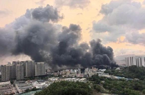突发！深圳比亚迪大火，烧毁超千辆车！官方通报：不是电池自燃
 
今天凌晨，全网都