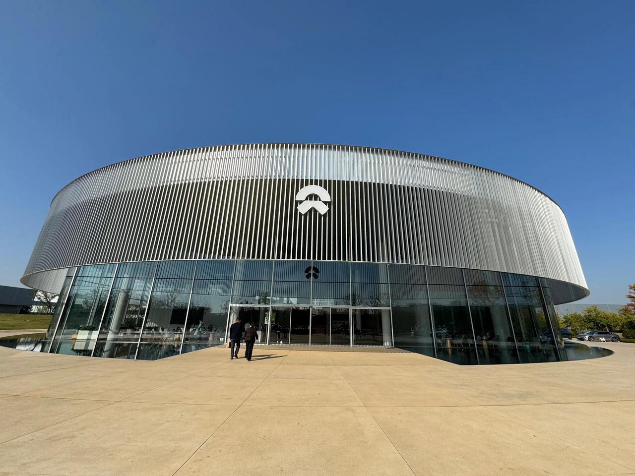 蔚来AI工厂之旅：打卡全球最大牛屋，通过连廊直达AI工厂，看到“魔方”存车平台，