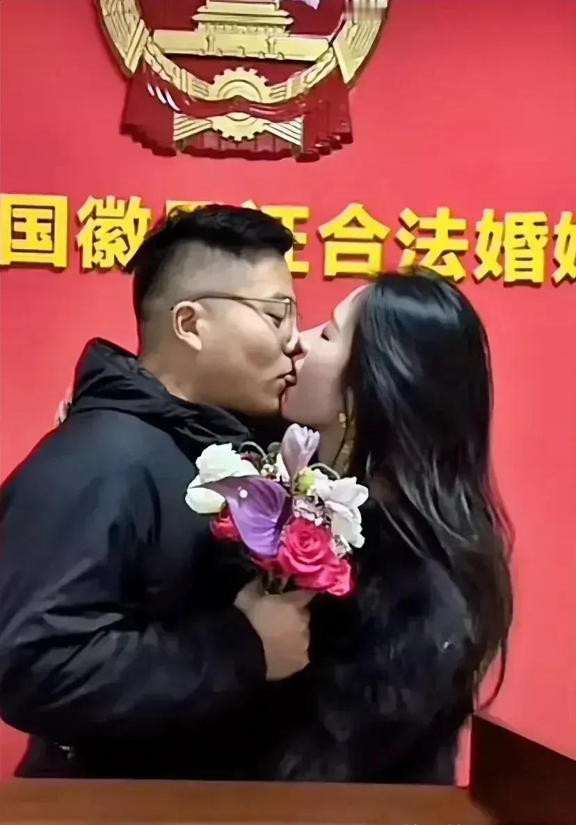 每次看到这张图我都会觉得很奇怪，
这世上怎么会有舌头这么长的奇女子？#结婚什么感