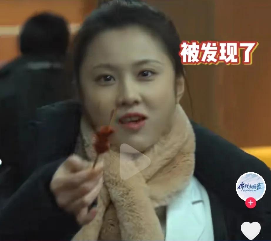 别的女明星连正餐都在计算卡路里，控制食量，张慧雯在片场吃零食，吃道具蛋糕的样子被