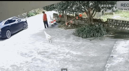 这是以前发生的事儿……
小黑车是倒车拐，从倒车镜上好似看不到骑车的过来。
摩托车