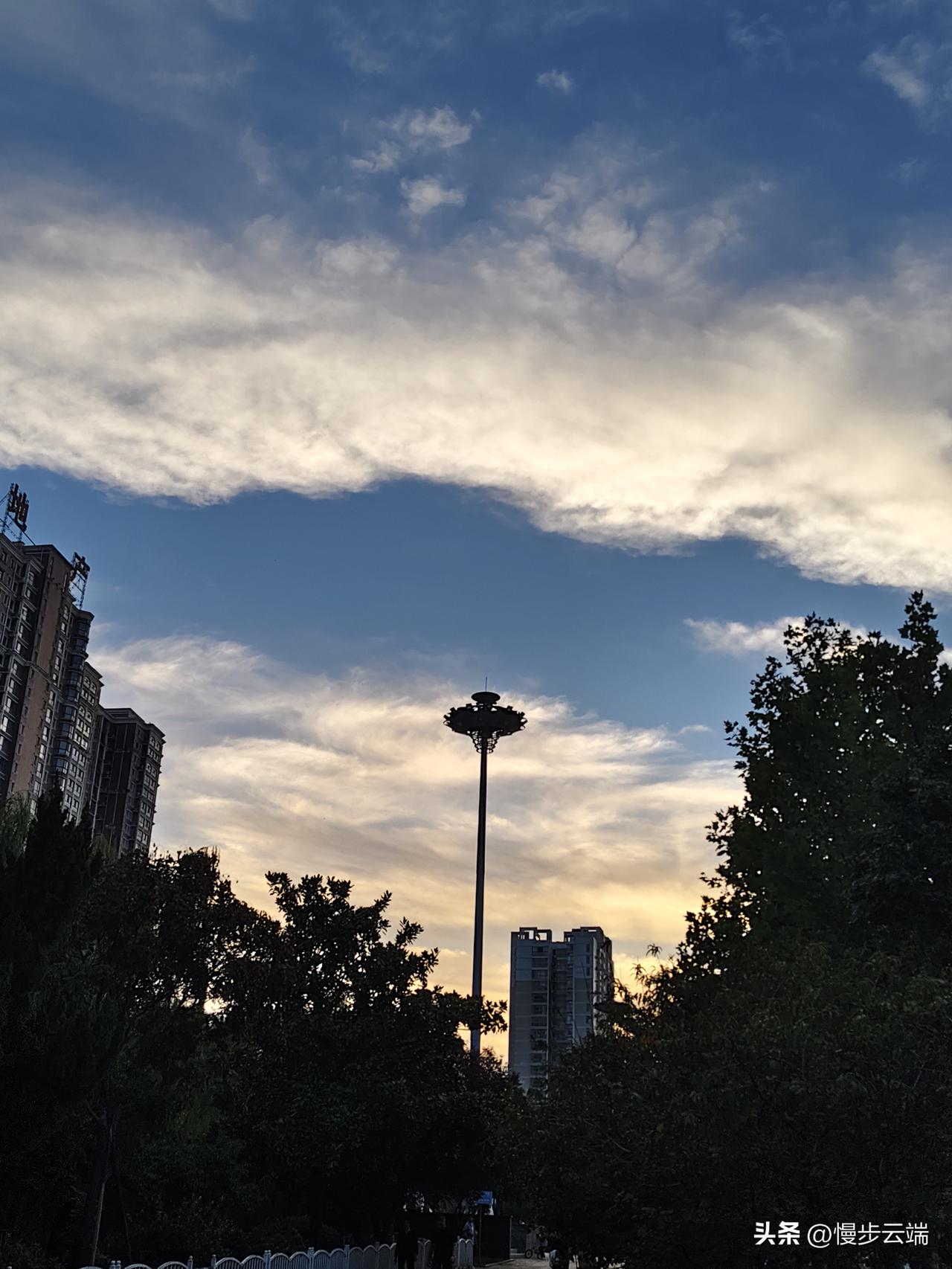 《黄昏的城与云》
 
黄昏时分，城市被一层温柔的滤镜包裹。天际的云如棉絮般铺展，