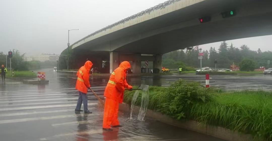 浙江多部门极速排涝守护市民出行路暴雨来袭浙江交通人20分钟火速抢险暴雨无情人有情