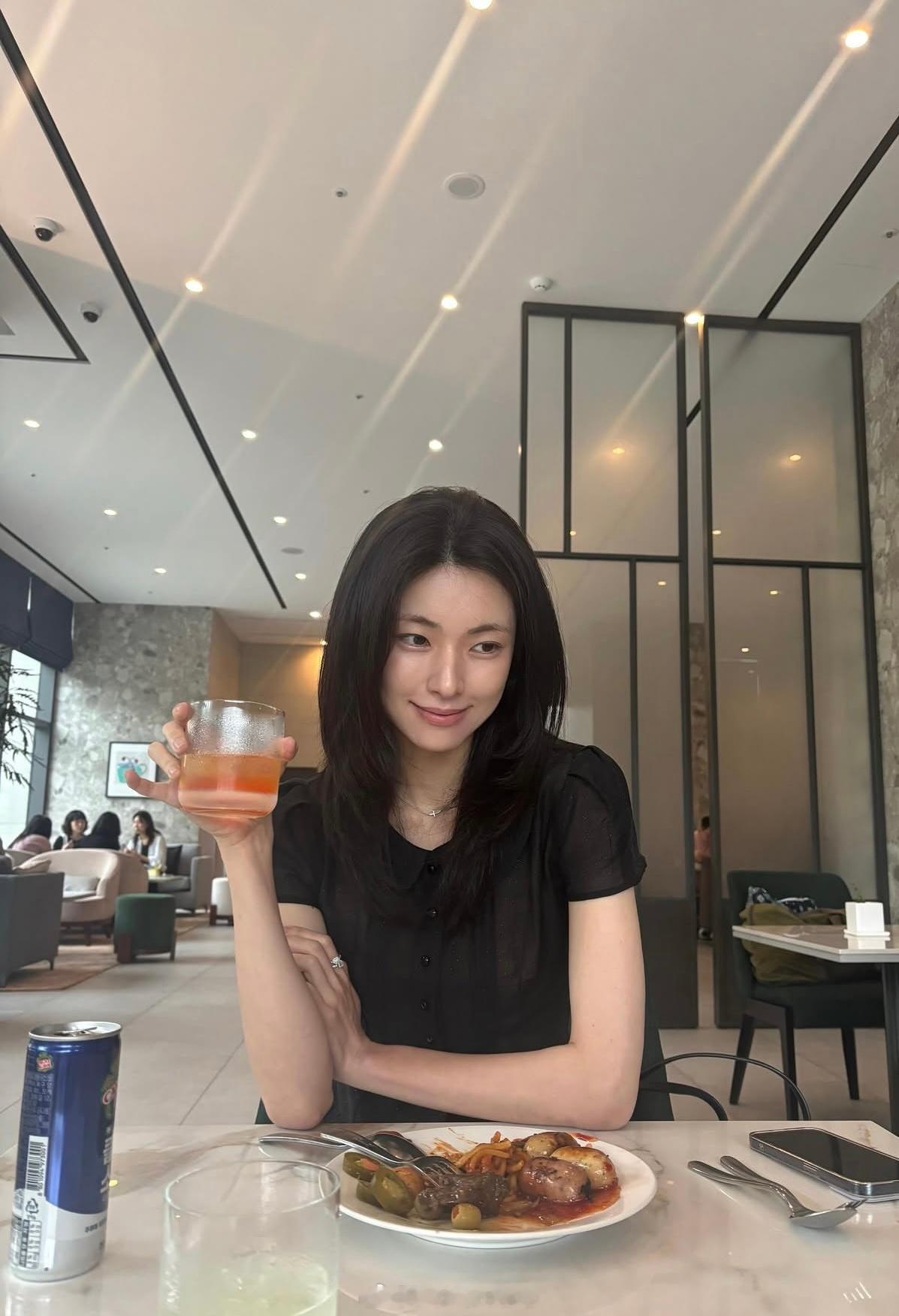 安河英 安河英93女演员看外网发现的这也是个韩式美人五官淡淡的又很耐看 