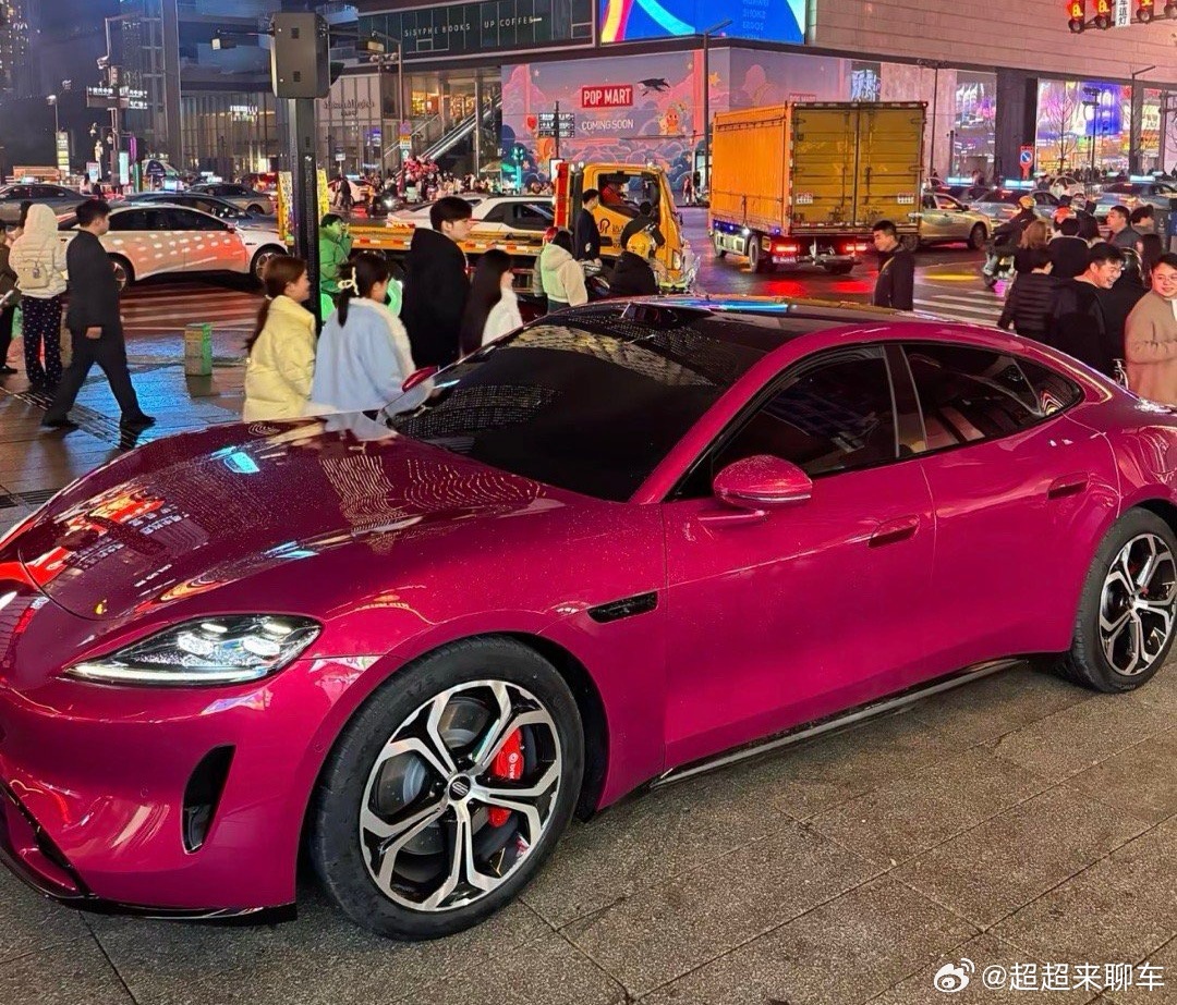 长沙五一广场一抹红色引围观不知道昨晚长沙的朋友有没有见到尚界Z7啊，看网友拍的现