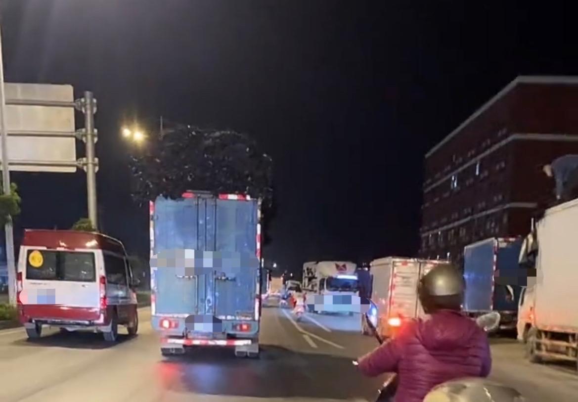 【玉林一厢式货车载的衣服超载超高隐患大】

10月24日晚，网友爆料称：