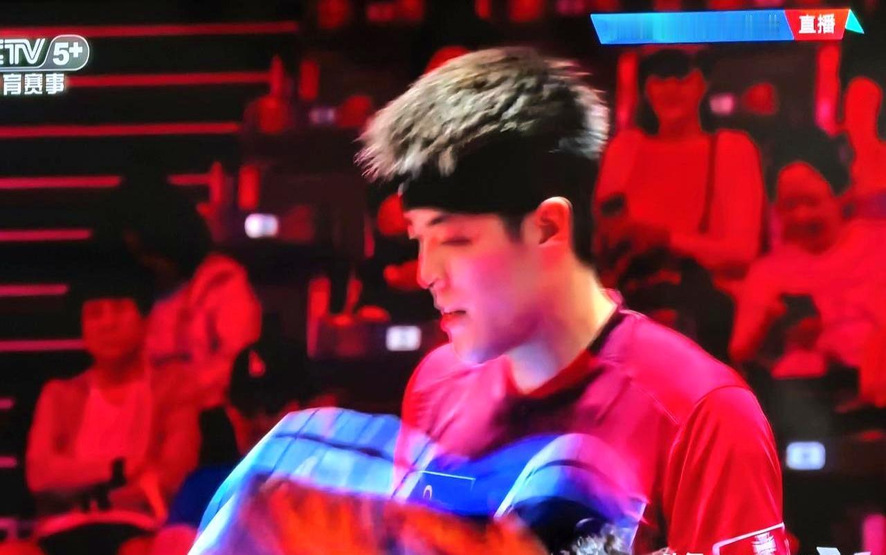 0-2落后摔拍，擦边球绝杀邱党！
 
你盯着屏幕攥紧拳头，擦边球落地的瞬间，邱党