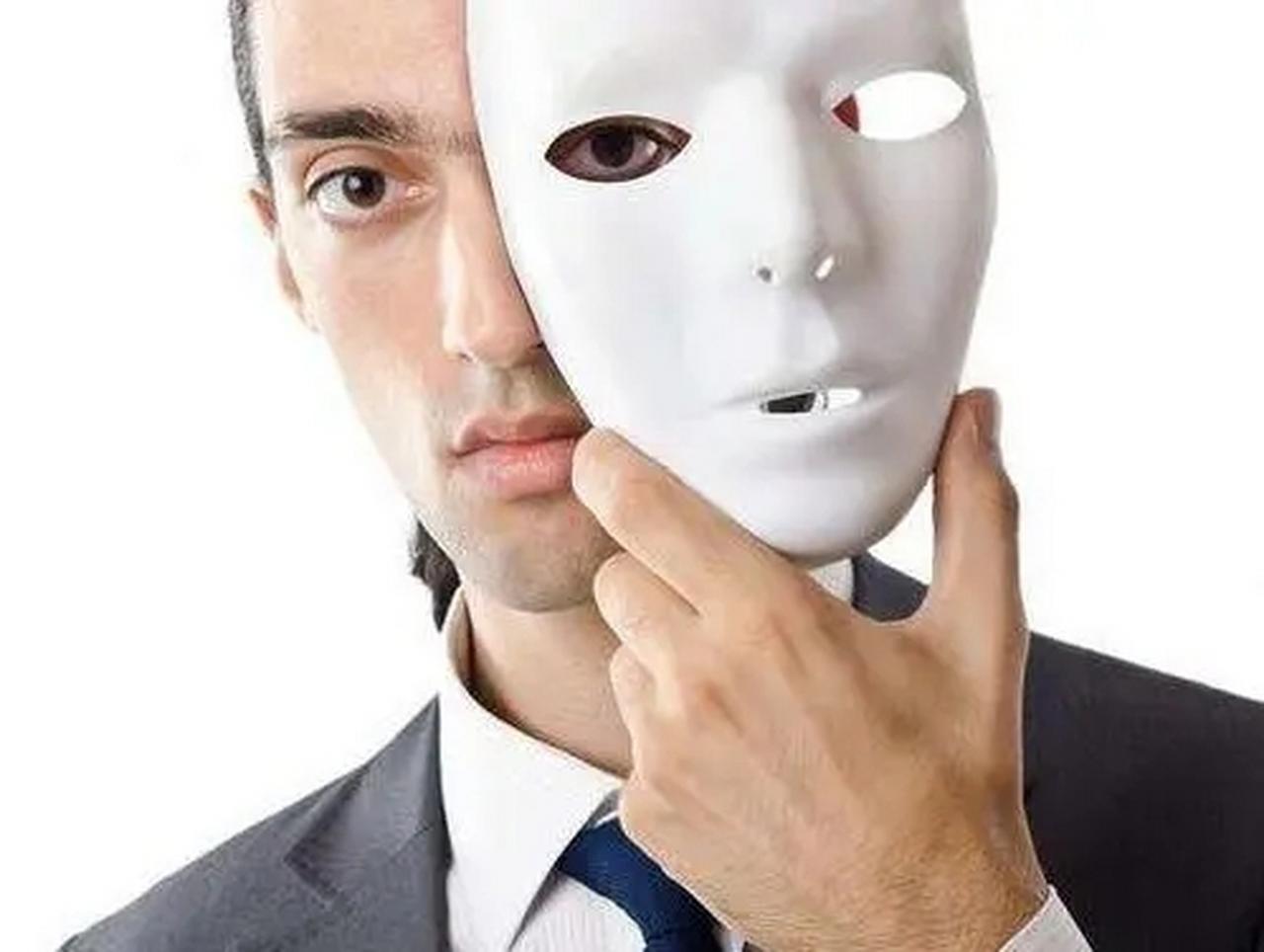 真正城府深的人，不是阴险，而是“看不透”
你有没有遇到过这样的人？
饭局上大家都