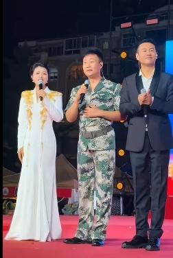 歌唱家耿为华老师在凤城与罗姣、徐子崴同台演出。耿老师对罗姣给出高度评价，称她达到