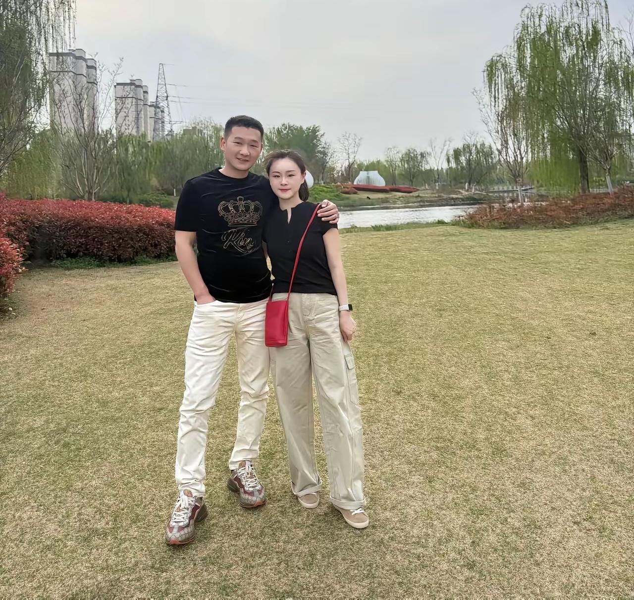 再婚了，嫁给了曾经的初恋。幸运的同时，也很无奈的成为了他两个儿子的后妈！也因为这