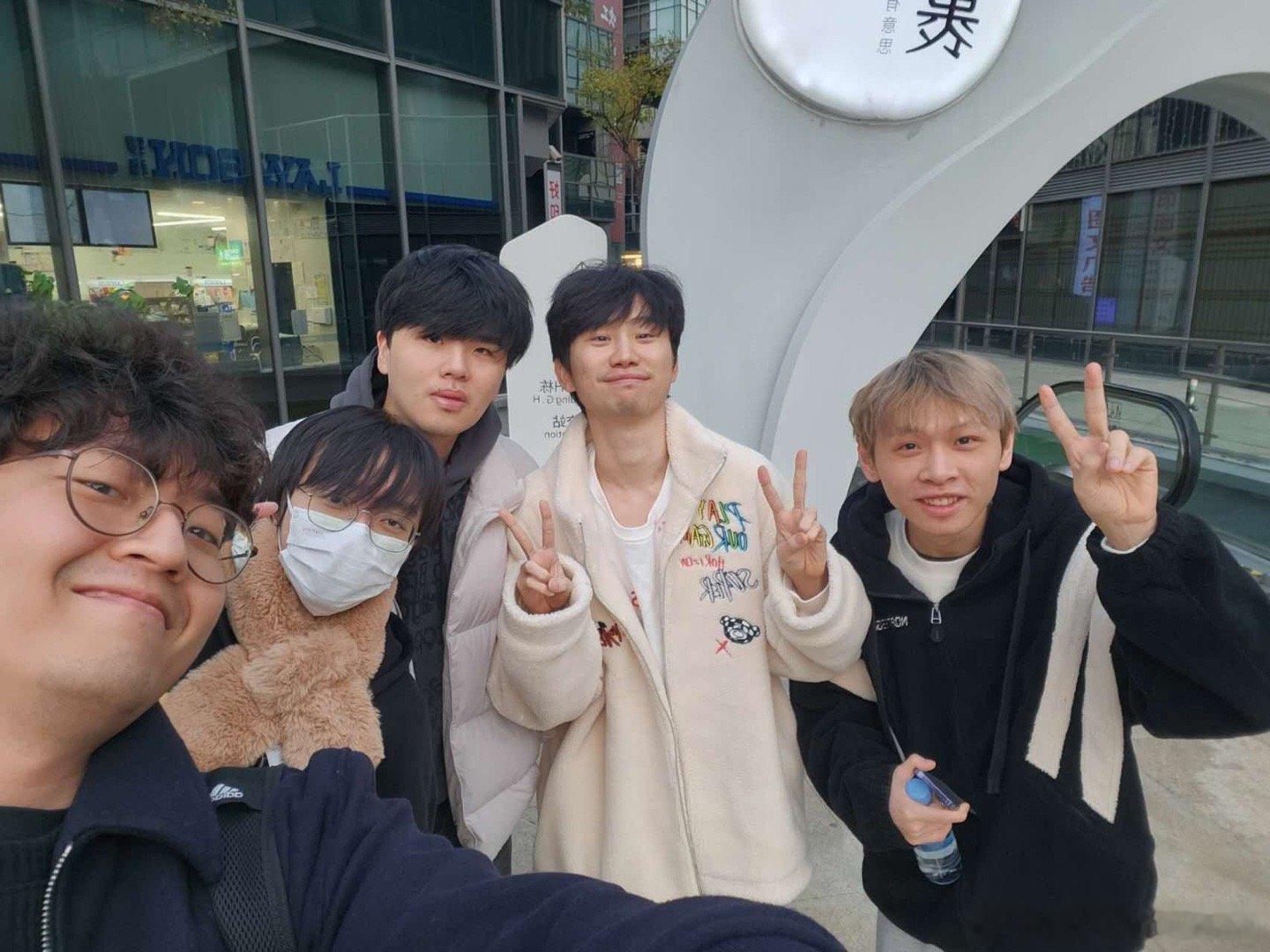 Gimgoon晒出与FPX老队友合照：与Doinb/Lwx一起，谢谢inb大哥买