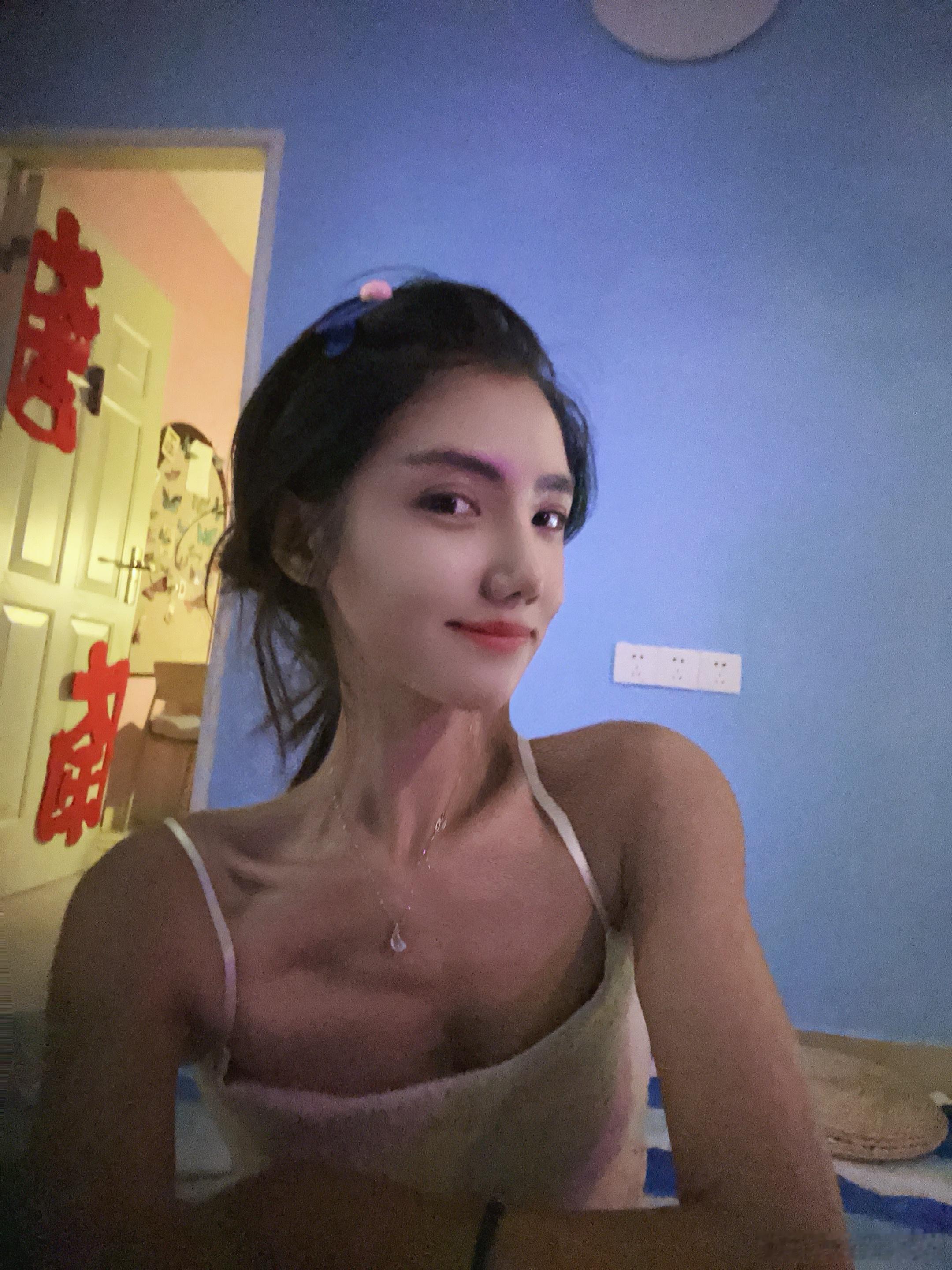 今天和姥姥视频，她身体出了小问题，好在她那么好的人上帝要让她多陪我更久，当时不知