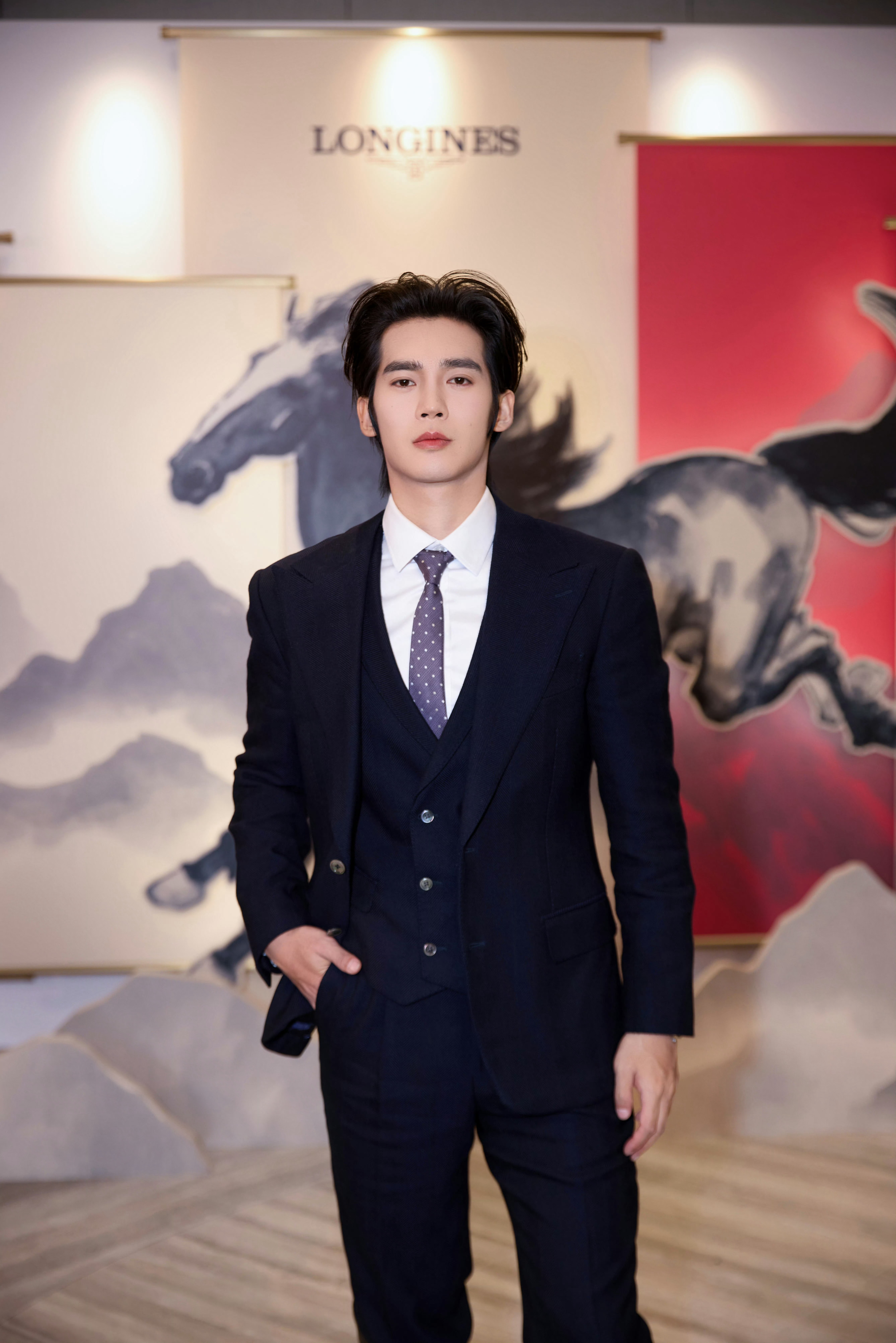 于适 × 今日亮相浪琴表新品发布会与香港国际赛事现场。策马如风，凝注千钧之力。于