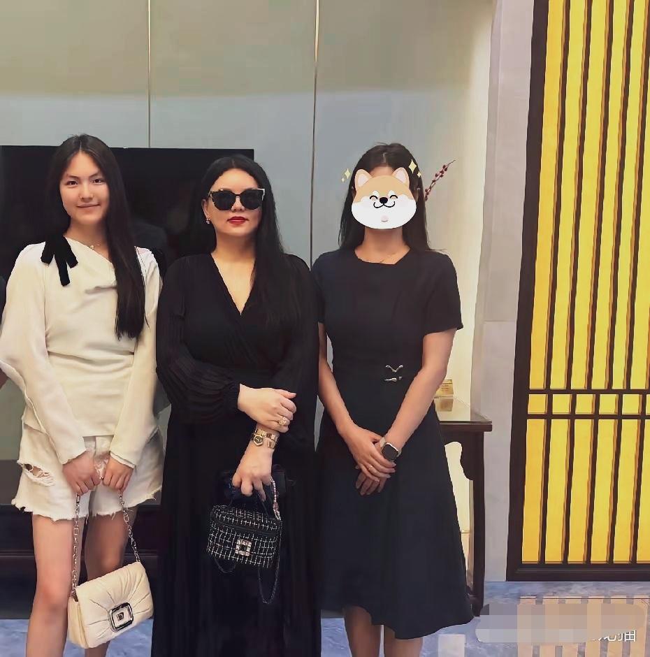李湘母二人都瘦了，尤其是女儿王诗龄不但瘦了，个子猛涨，比妈妈还高，感觉一下子利落
